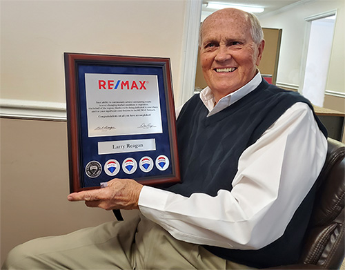 Larry Reagan received the 2019 RE/MAX Executive Club Award for the Kentucky-Tennessee region.